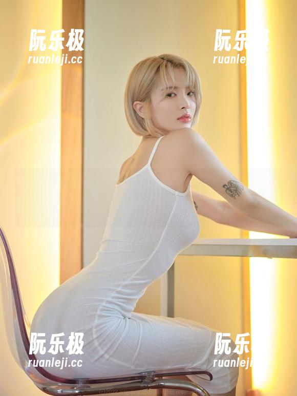 Hyoyeon(김효연)的透明合集，图片中透出的那点朦胧美，真是让人莞尔。