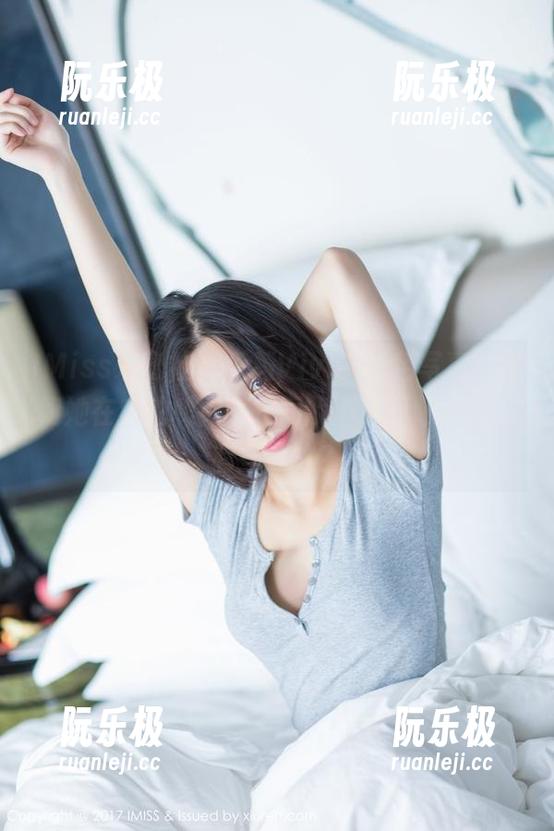 IMiss爱蜜社-乐薇Vivi IMiss爱蜜社 - 乐薇Vivi的粉色写真,比如她在自拍和约会之间找不到界限一样,有些迷失?