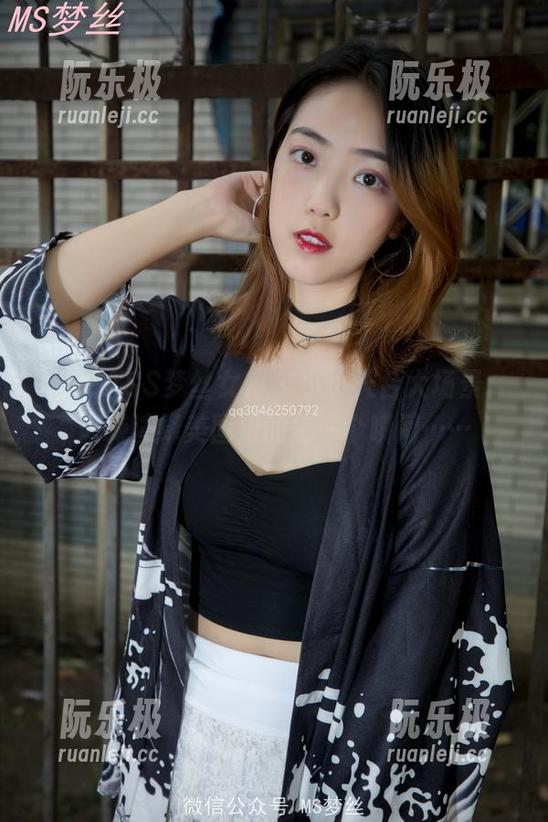 MSLASS梦丝女神-璇璇 MSLASS梦丝女神 - 小小天台大场景,璇璇演绎美图里的每一个瞬间……