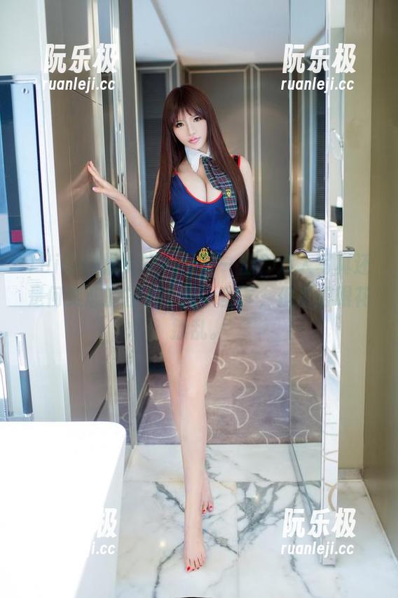 TuiGirl推女郎-何奕恋 TuiGirl推女郎 - 图片一出,双人写真还是何奕恋的招牌,路人虽多,但看得眼花撩乱。