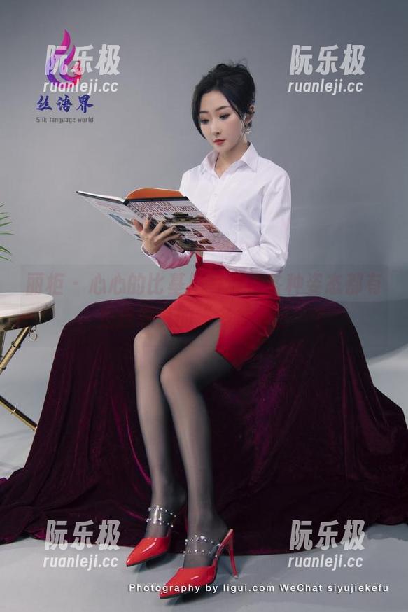 丽柜-心心 丽柜 - 心心的比基尼写真,各种姿态都有,是我想说的“多才多艺”?