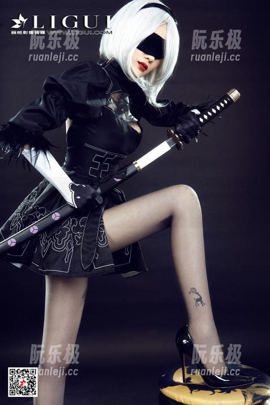 丽柜-美美 丽柜 - 写真中的美美,是否偷了学妹的风头?