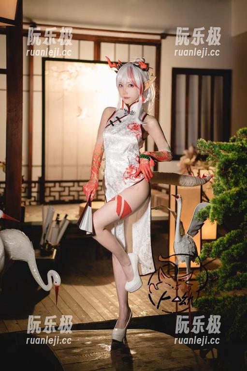卜呦 最新写真:卜呦当女王,连我都想跪下了