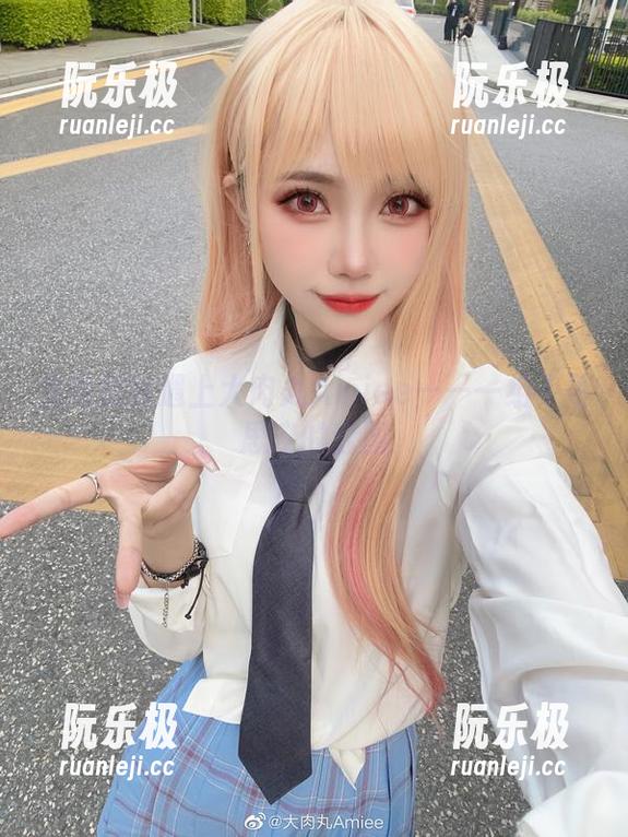 大肉丸Amiee 当高跟鞋遇上大肉丸Amiee——一组不可思议的套图