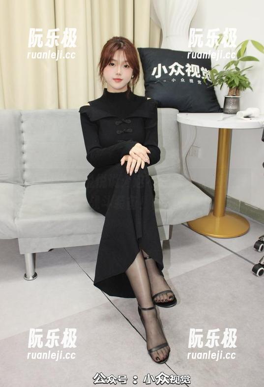 小众视觉-悦悦 小众视觉 - 悦悦说:这不是泳衣,这是我的泳池战斗装备!图集一览!