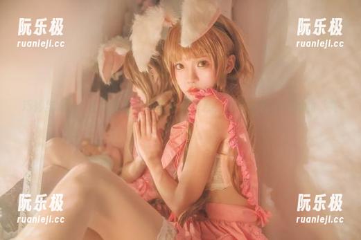 桜桃喵 巧妙结合,桜桃喵最新写真与草莓雪糕,触碰到那种微妙的“艾玛”。