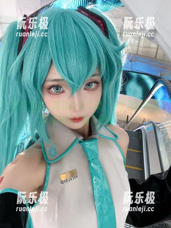 狐玖玖 最新写真:狐玖玖与大凤,一个沉醉在蓝色港湾的“海上网红”!