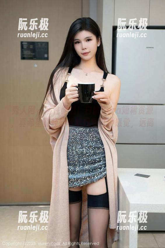 秀人网 - 随性而然！白微Sera短裙资源，真希望能轻轻松松找到这种感觉，远离繁杂的我。