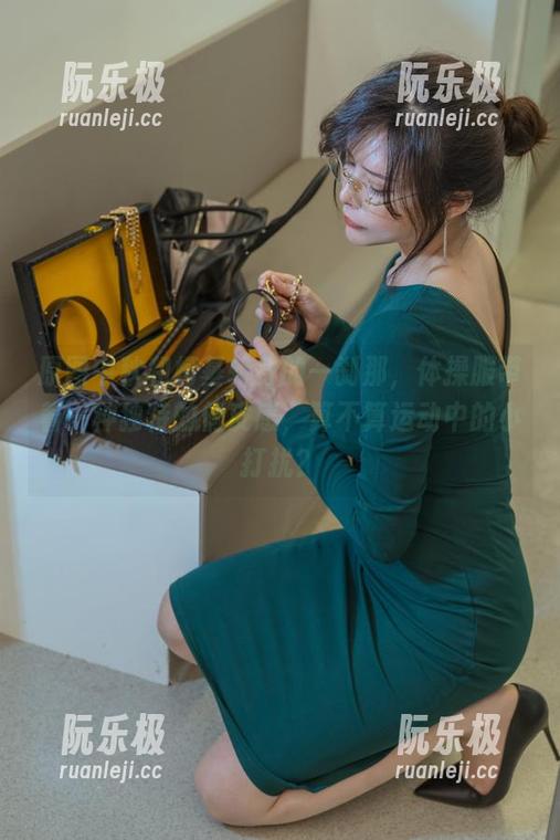 秋和柯基 原图中秋和柯基转身的一刹那,体操服带着一种独特的俏皮感,算不算运动中的小打扰?