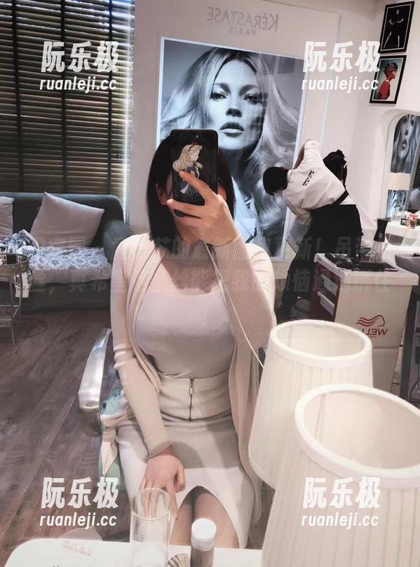 童小芯 微密圈 - 童小芯的最新图包更新!吊带白丝,真希望这条丝能把我的烦恼通通绑住!