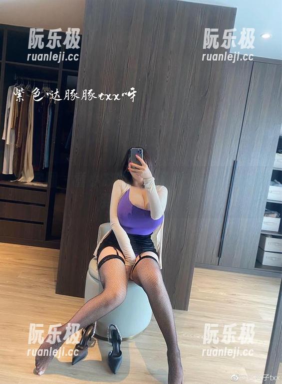 童小芯 微密圈 - 童小芯的居家写真:一不小心撩到了我的心。