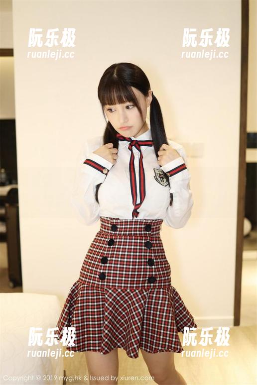 美媛馆-Abby王乔恩 美媛馆 - Abby王乔恩校园作品,偶尔不经意的姿态,难道树影也在悄悄地欣赏?