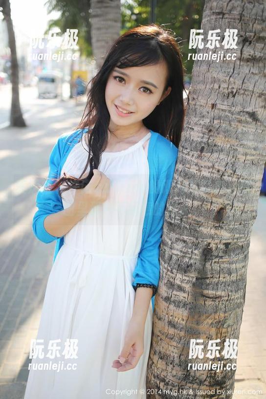 美媛馆 - 许诺sabrina的双马尾姿态，原图里那种不经意的撩人。