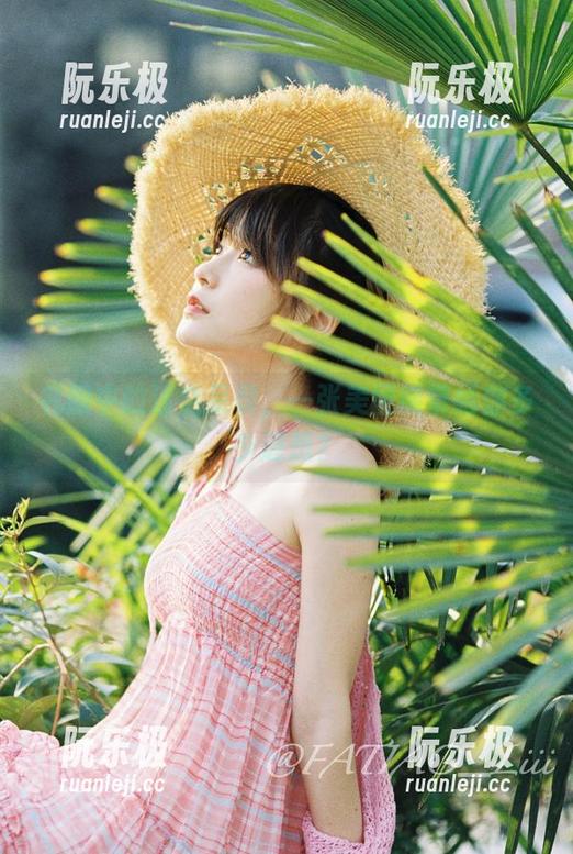 迷之呆梨 礼服中的迷之呆梨,一张美图能带给你多少遐想?