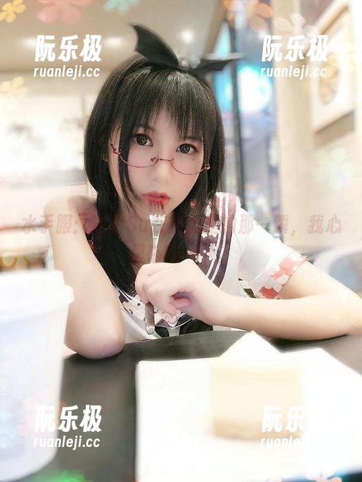 逐月Su 水手服:逐月Su在网盘里的那一瞬,我心里咯噔一下。