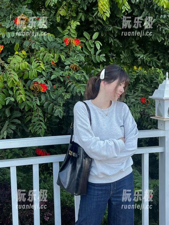 闪月半 在闪月半的夏季制服下,我本来筋疲力尽的夏天,变得如此迷人——怎么还有这样的魔力?