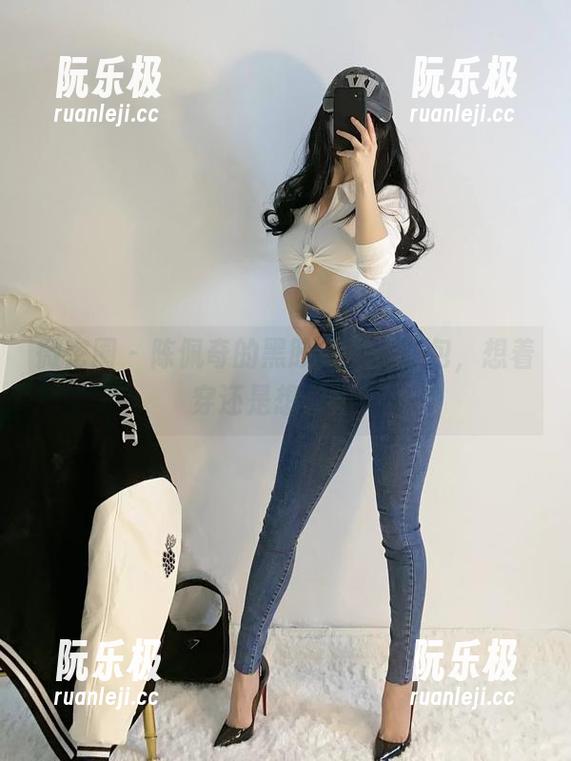 陈佩奇 微密圈 - 陈佩奇的黑胶格子裙图包,想着穿还是想着拍?