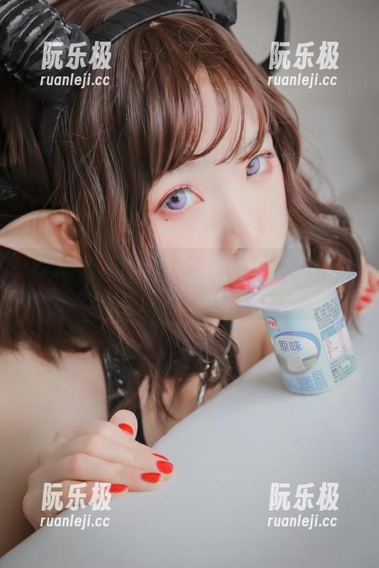 青水百合子 美图分享:青水百合子的职业装,真有让人心中涌动的魔力。