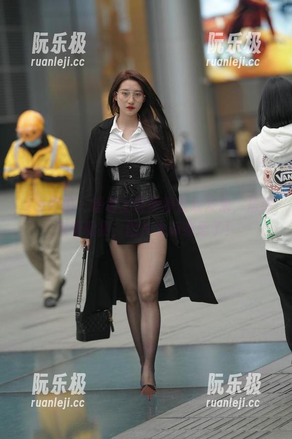 魔镜街拍-婷婷 魔镜街拍 - 销售主管婷婷在线发呆,居然穿着粉裙,图片太有意思了!