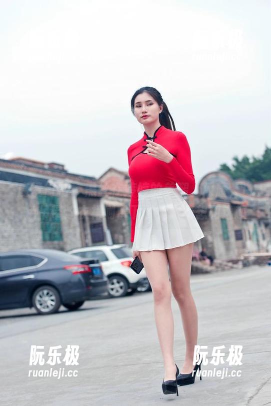 魔镜街拍-婷婷 魔镜街拍 - 黑丝在婷婷的美腿上闪耀,白色吊带连衣裙则留下了无限猜想和逸趣