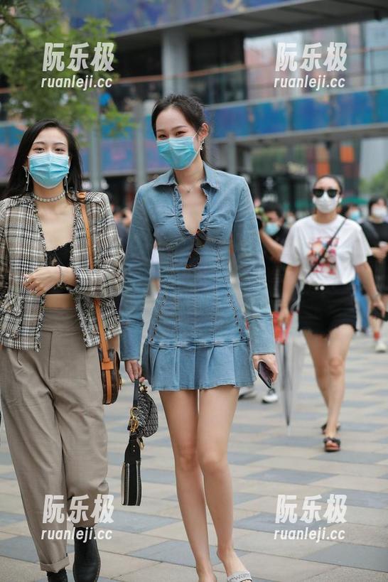 魔镜街拍 最新魔镜街拍:灰蓝瑜伽裤小姐姐,穿这种裤子就不能认真了嘛?
